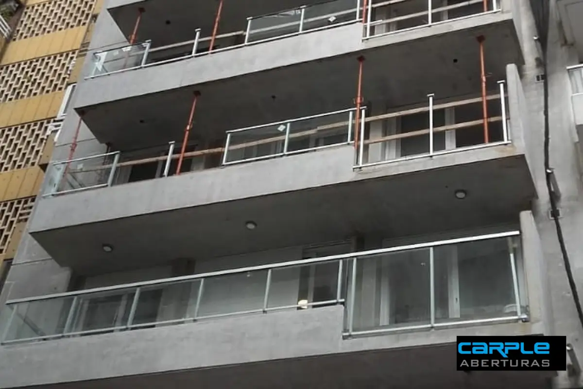 Barandas de aluminio Hydro anodizado natural — Edificio Balcarce Autocredito, Rosario