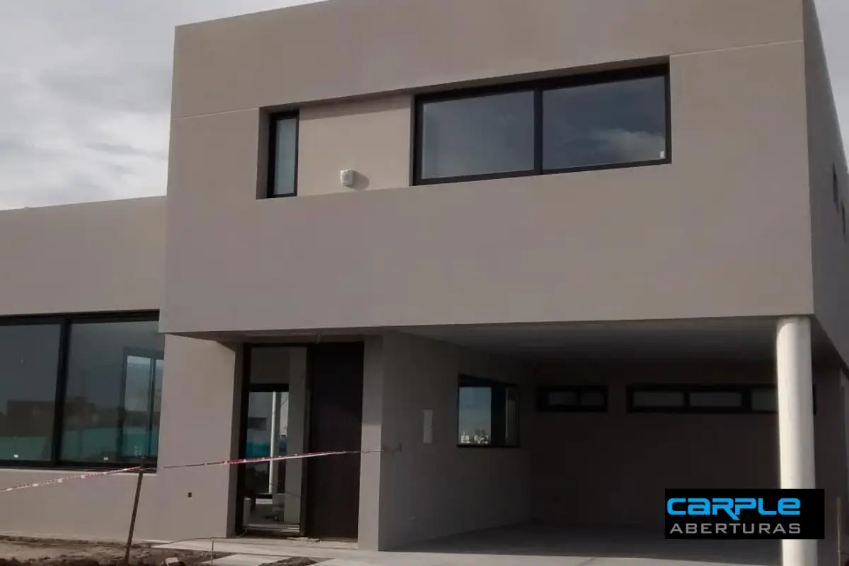 Aberturas Hydro H110 y H62 terminación negra con DVH 3+3/12/3+3 — Casa Kaden, Country San Sebastián, Funes