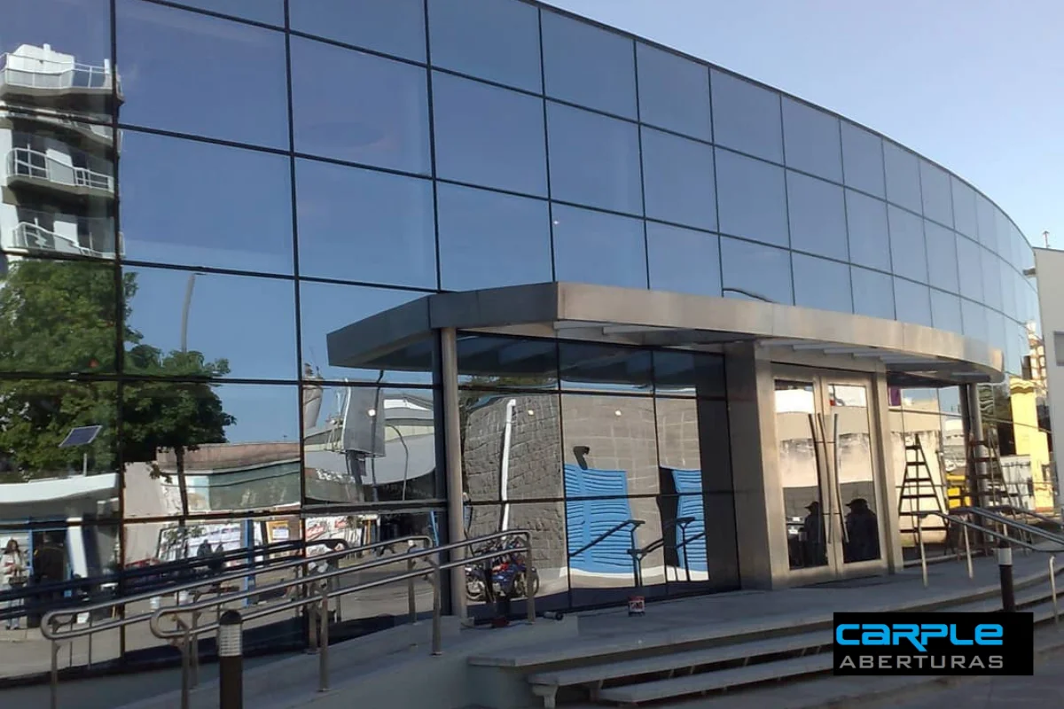 Piel de vidrio curva Technal y frente integral Aluar con DVH — Contact Center Personal, Rosario