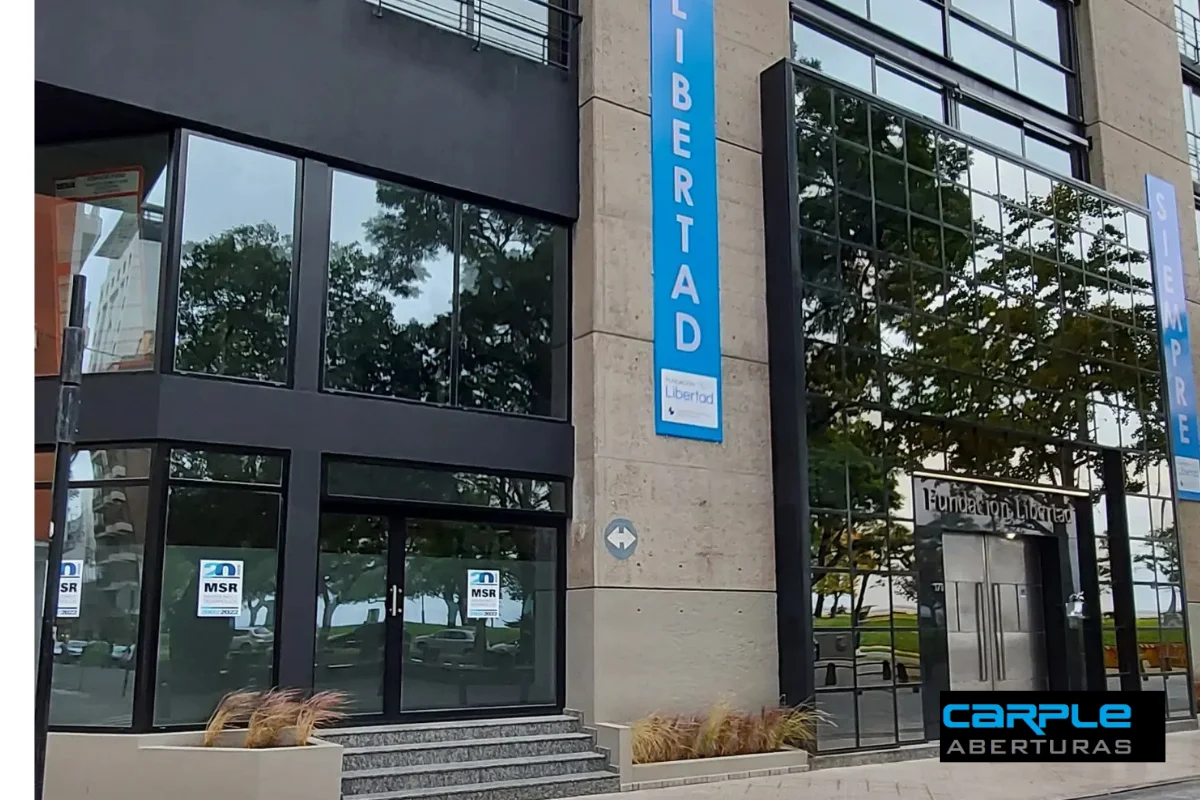 Remodelación de fachada en planta baja y primer piso — Fundación Libertad, Rosario