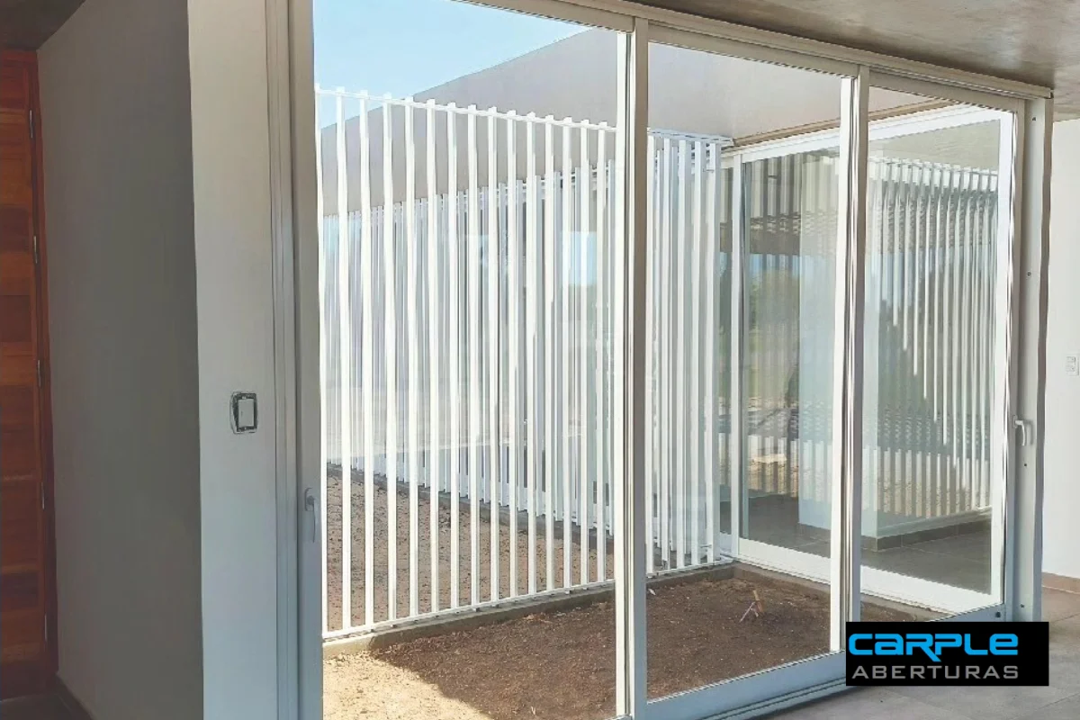 Puertas rebatir, ventanas corredizas y paños fijos línea A30New Aluar blanco semimate — Casa La Rinconada