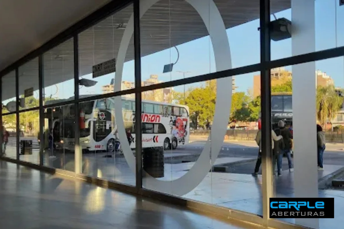 Puertas automáticas corredizas A30 anodizado negro y puertas Módena 2 anodizado natural — Terminal Mariano Moreno, Rosario