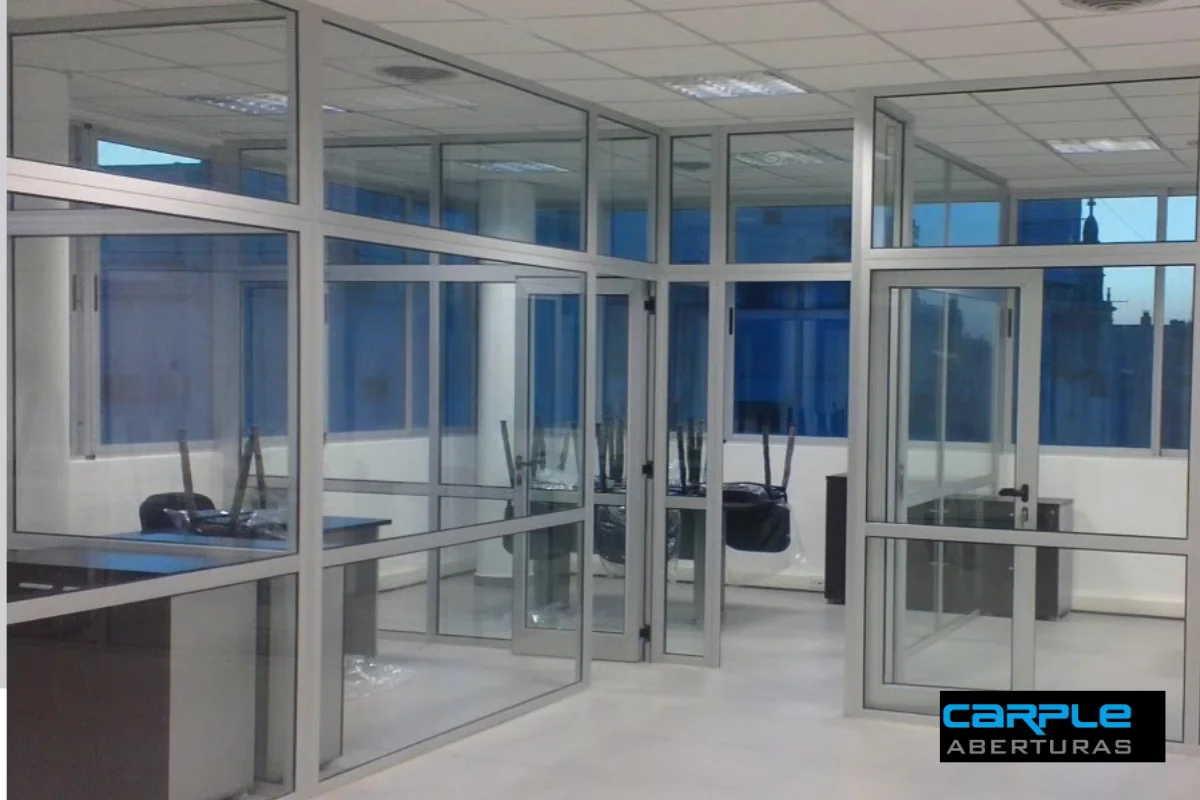 Tabiquería con línea Módena anodizado natural para oficina — Rosario